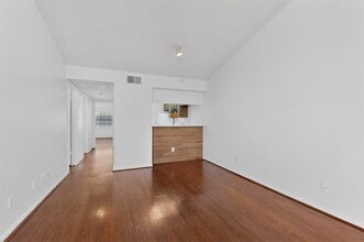 8545 Midpark Rd in Dallas, TX - Foto de edificio - Building Photo