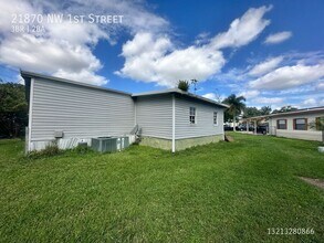 21870 NW 1st St in Pembroke Pines, FL - Foto de edificio - Building Photo