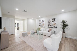 8201 NW 67th Ave in Tamarac, FL - Building Photo - Building Photo