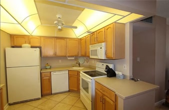 320 Seaview Ct, Unit 1208 in Marco Island, FL - Foto de edificio - Building Photo