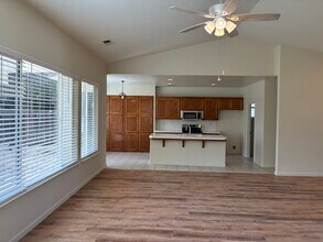 2555 E Houston Ave in Fresno, CA - Building Photo - Building Photo