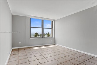 2899 Collins Ave, Unit 537 in Miami Beach, FL - Building Photo - Building Photo