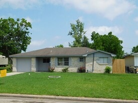 714 Temple Cir in Hitchcock, TX - Building Photo