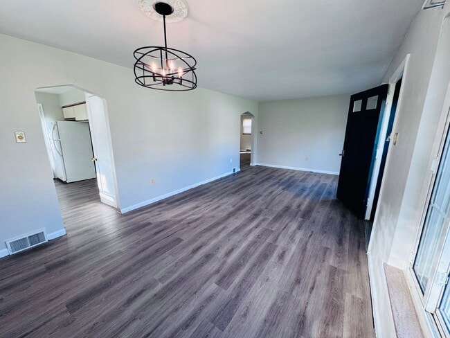 1220 Colonial Ln in Bethel Park, PA - Foto de edificio - Building Photo