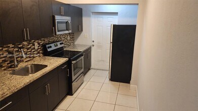 1210 NW 30th Ave in Fort Lauderdale, FL - Foto de edificio - Building Photo