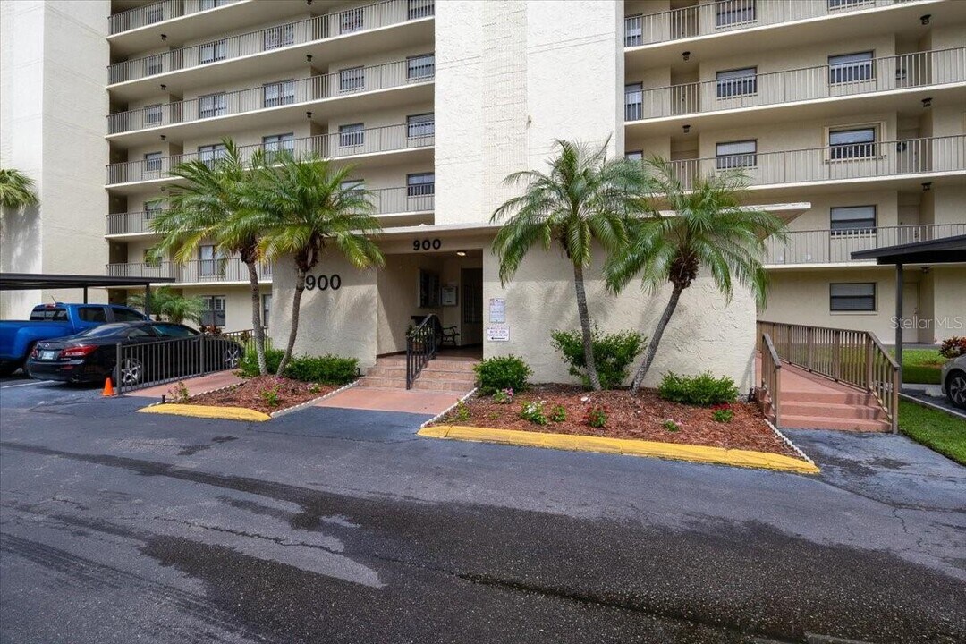 900 Cove Cay Dr in Clearwater, FL - Building Photo