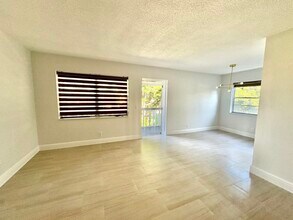 244 Sheffield J in West Palm Beach, FL - Building Photo - Building Photo