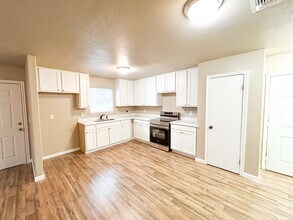 614 W Peach St in Angleton, TX - Foto de edificio - Building Photo