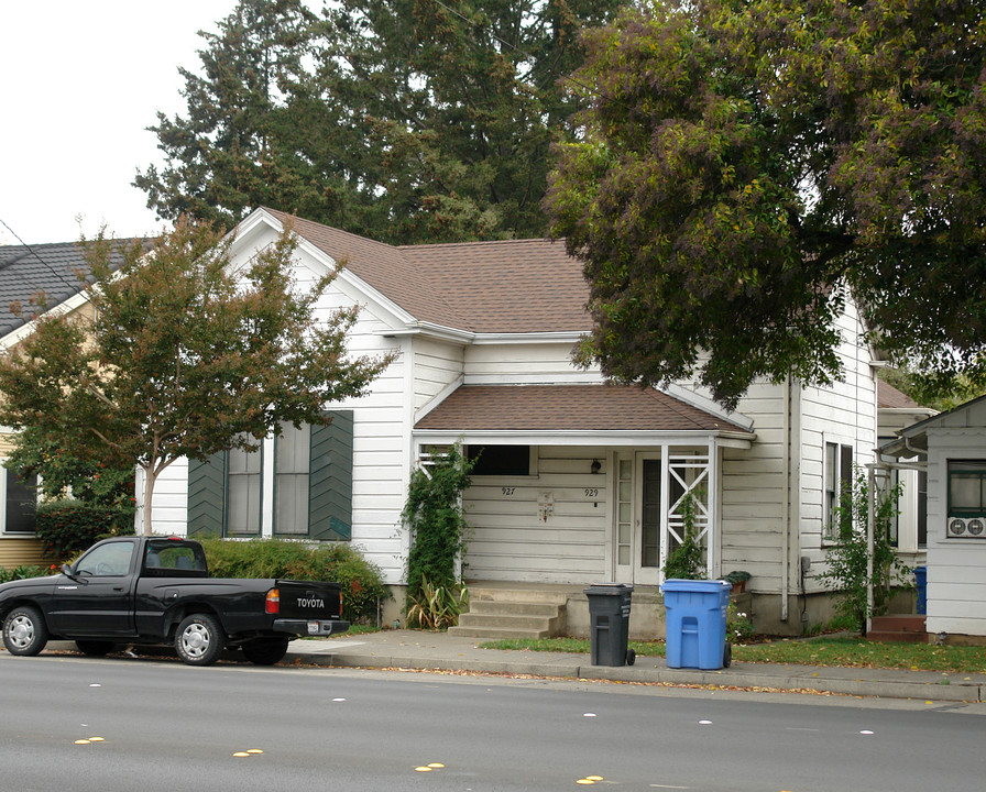 927 College Ave in Santa Rosa, CA - Building Photo