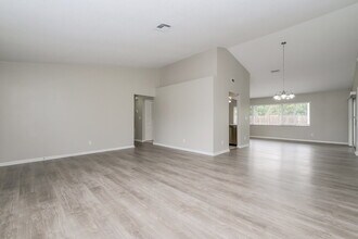 10142 Bannister St in Spring Hill, FL - Foto de edificio - Building Photo