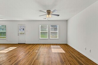 169 Iris St in Livingston, TX - Building Photo - Building Photo