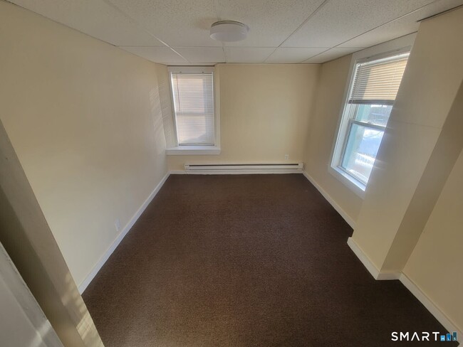 20 Lounsbury Ave in Waterbury, CT - Building Photo - Building Photo