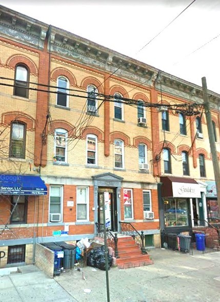 932 Seneca Ave in Ridgewood, NY - Foto de edificio