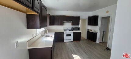 1240 S Lucerne Blvd in Los Angeles, CA - Building Photo - Building Photo