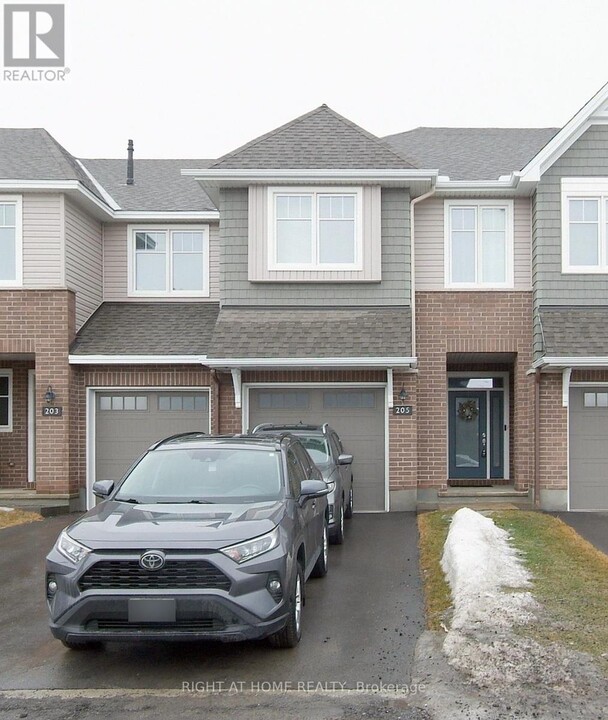 205 Finsbury Ave in Ottawa, ON - Building Photo