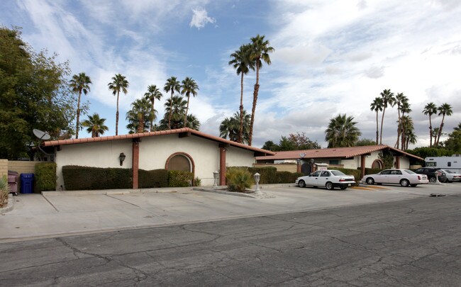 2950 E Ranchero Dr in Palm Springs, CA - Foto de edificio - Building Photo