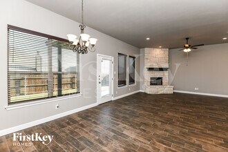 208 McKittrick Ln in Godley, TX - Foto de edificio - Building Photo