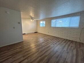 247 E 3rd St, Unit 13 in Kuna, ID - Foto de edificio - Building Photo