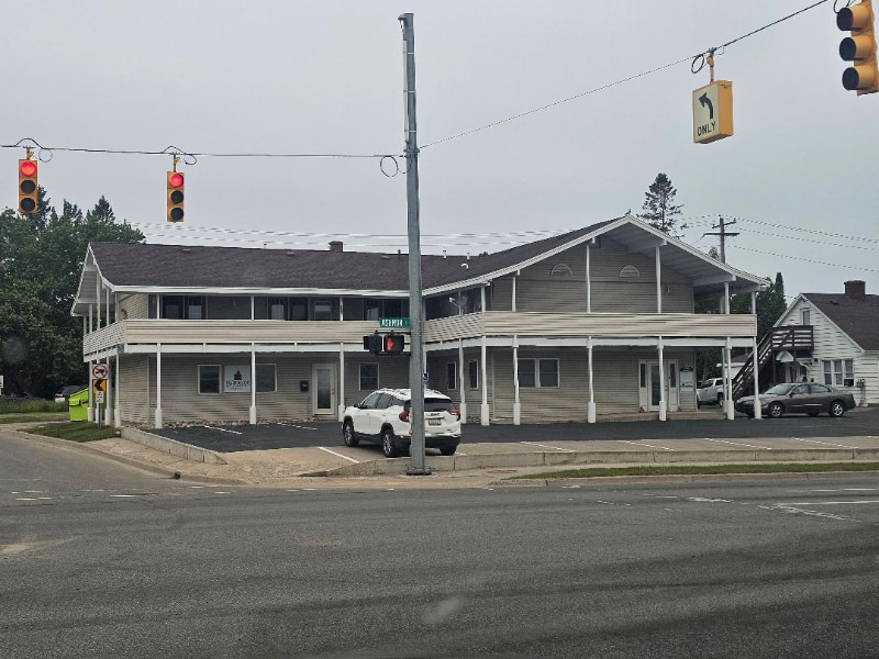 2006 Ashmun St in Sault Ste. Marie, MI - Building Photo
