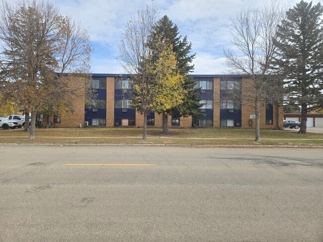 502 13th St SE in Jamestown, ND - Building Photo - Building Photo