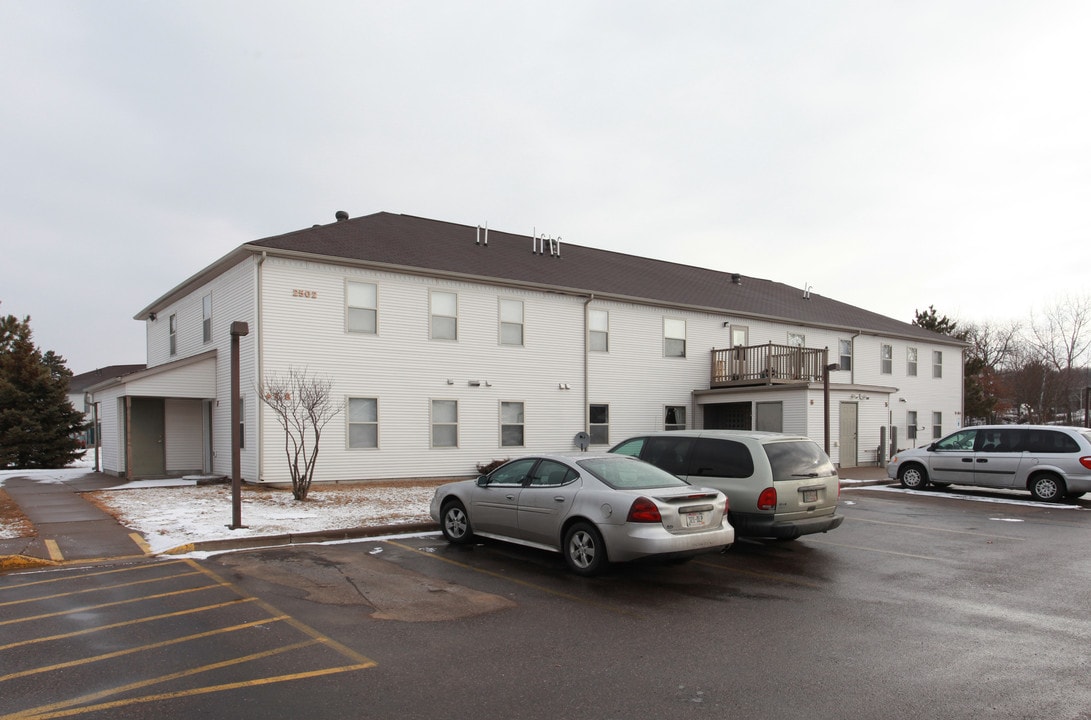 2502 Harvey Dr in Menomonie, WI - Building Photo