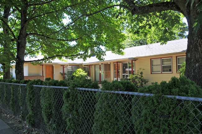 2404-2418 SE 58th Ave in Portland, OR - Building Photo - Building Photo