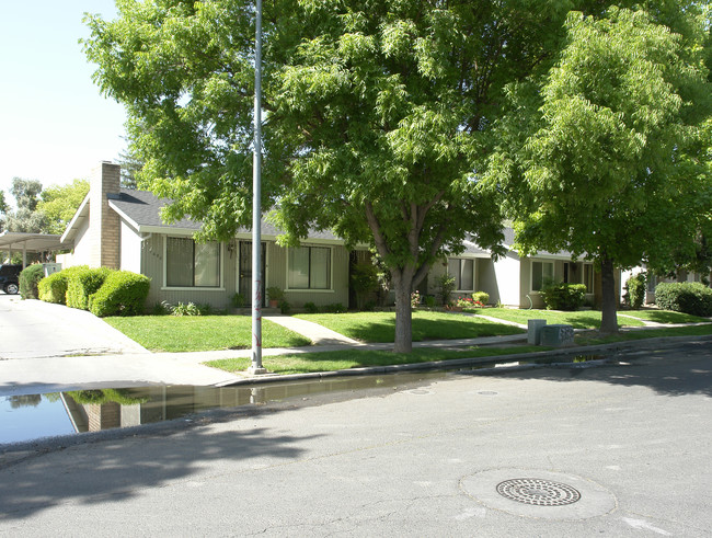 1690 Conestoga Dr in Merced, CA - Foto de edificio - Building Photo