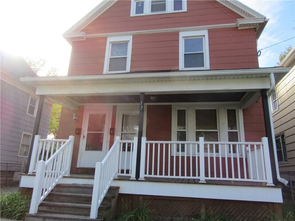 17 Myrtle St in Rochester, NY - Building Photo