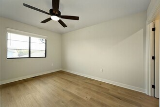 275 Persimmon Rd in Raymore, MO - Building Photo - Building Photo