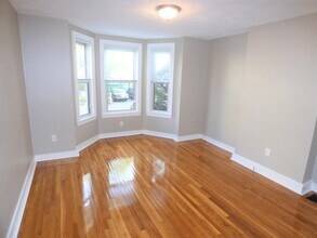 10 Stearns St, Unit 1 in Waltham, MA - Foto de edificio - Building Photo