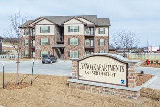 Lynn Oak in Broken Arrow, OK - Foto de edificio - Building Photo