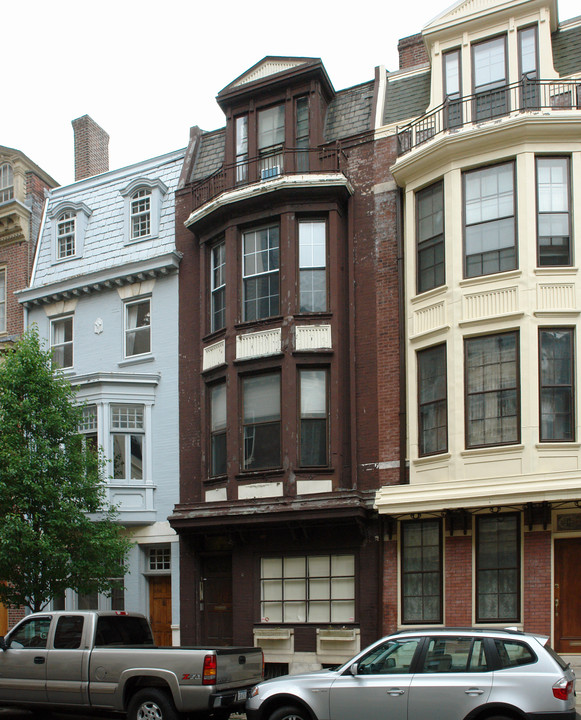 2046 Locust St in Philadelphia, PA - Building Photo