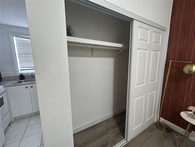 300 Sunset Dr-Unit -4 in Fort Lauderdale, FL - Building Photo - Building Photo