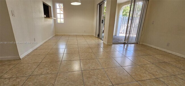 1464 Springside Dr in Weston, FL - Foto de edificio - Building Photo