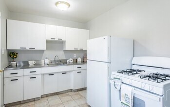 Red Robin Apartments in Sacramento, CA - Building Photo - Building Photo