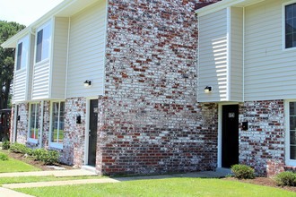 Buckroe Pointe Apartment Townhomes in Hampton, VA - Foto de edificio - Building Photo