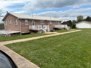 1205 Headley Ct, Unit 1 in Fairmont, WV - Foto de edificio - Building Photo