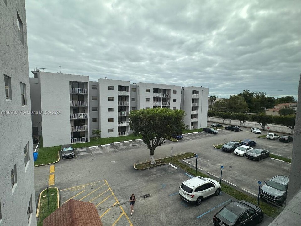 8185 NW 7th St, Unit 410 in Miami, FL - Building Photo