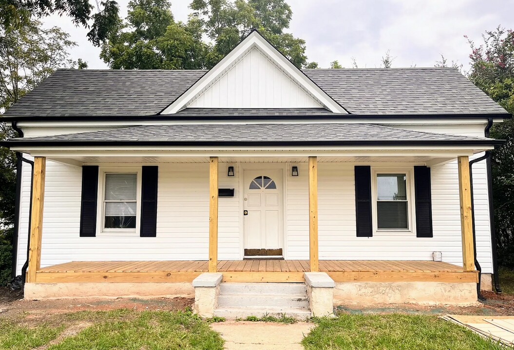 110 E 5th Ave in Gastonia, NC - Foto de edificio