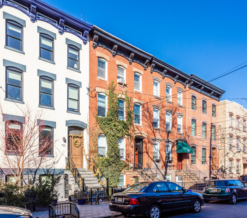 724 Bloomfield St in Hoboken, NJ - Building Photo