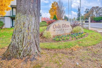 Oak Glen Apartments in Hillsboro, OR - Building Photo - Building Photo