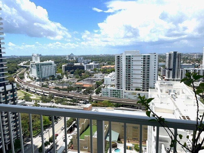 1250 S Miami Ave, Unit 2111 in Miami, FL - Building Photo - Building Photo