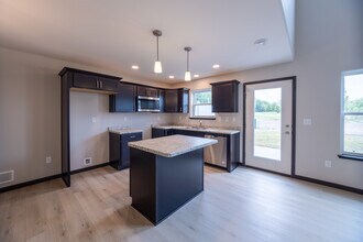 1608 Eastside Cir in Marshfield, WI - Building Photo - Building Photo