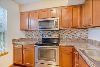Savannah Trace Townhomes in Kalamazoo, MI - Building Photo - Building Photo