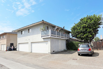 16622 Bartlett Ln in Huntington Beach, CA - Building Photo - Building Photo