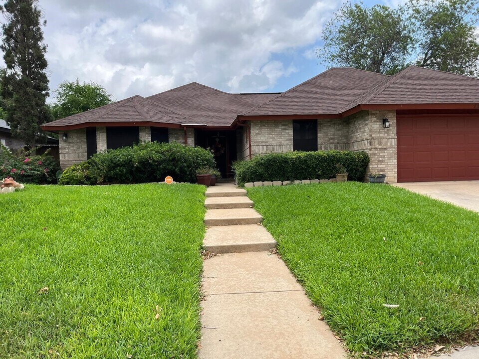 1220 St John Loop in Laredo, TX - Building Photo