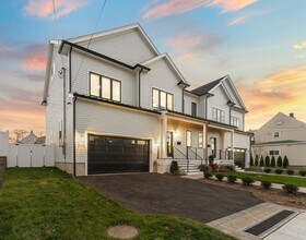 21 Bolton St, Unit 2 in Waltham, MA - Foto de edificio - Building Photo