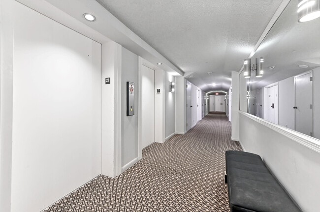 1900 Consulate Pl in West Palm Beach, FL - Building Photo - Building Photo