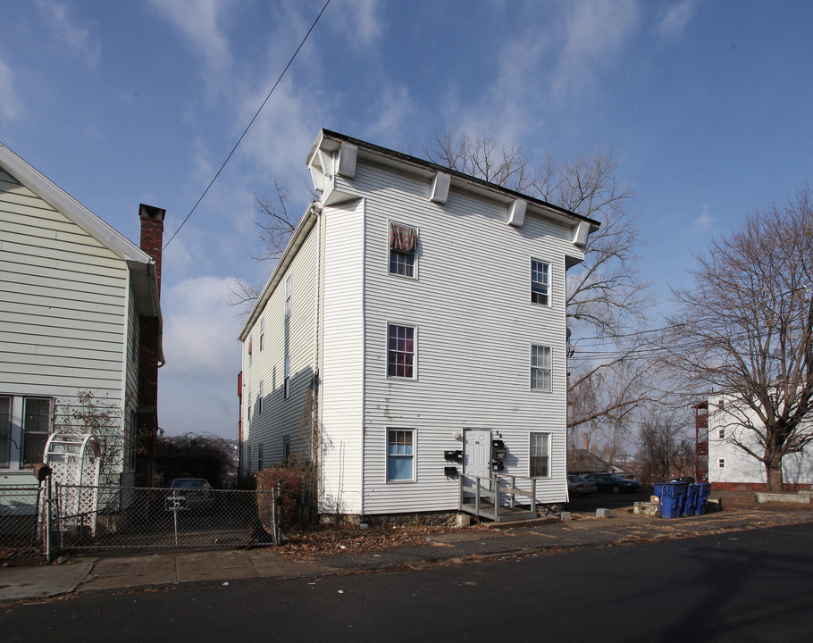 56 Lounsbury Ave in Waterbury, CT - Building Photo