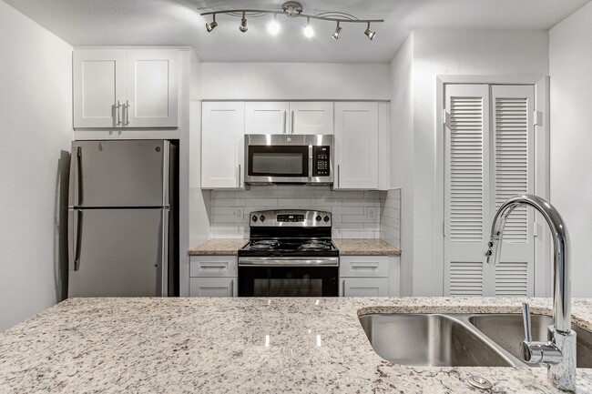 Vistas at Hackberry Creek in Irving, TX - Building Photo - Building Photo